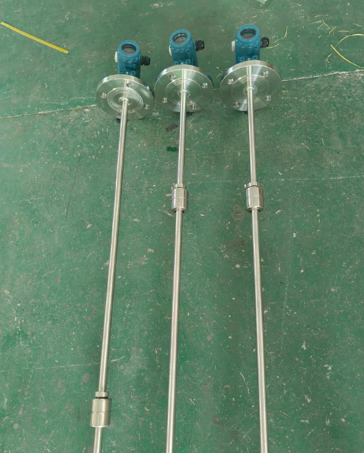 What is the principle of using a customized electromagnetic flowmeter by Biao Wang to measure conductive liquids?